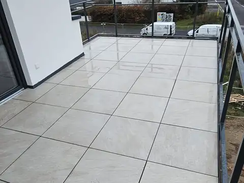 Balkon mit großformatigen Feinsteinzeugplatten