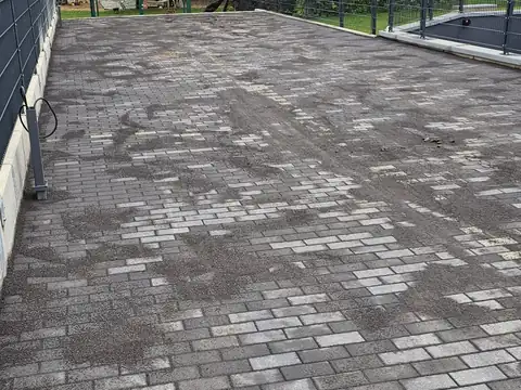Frisch gepflasterte Einfahrt