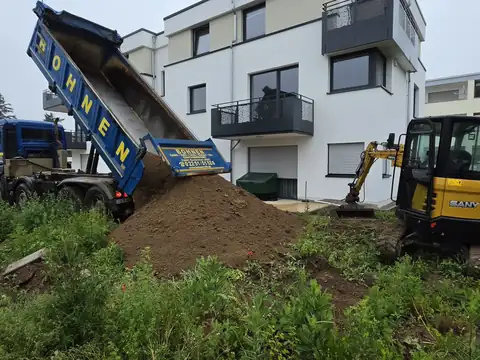 Erdarbeiten mit Bagger und Kipper