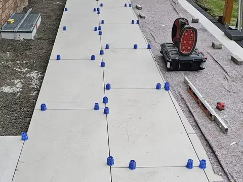Verlegung großer Terrassenplatten mit Fugenkreuzen