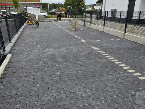 Gepflasterte Hofzufahrt am Mehrfamilienhaus