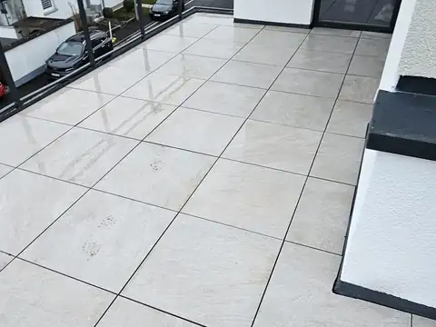Terrasse mit Feinsteinzeug am Neubau