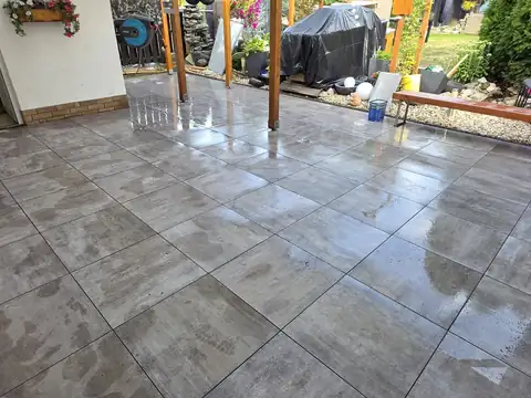 Neue Terrasse vor der Fensterfront