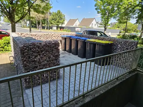 Gabionen und Geländer an der Einfahrt