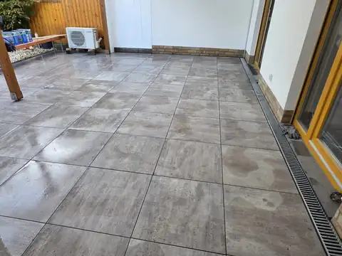Feinsteinzeugterrasse unter Überdachung