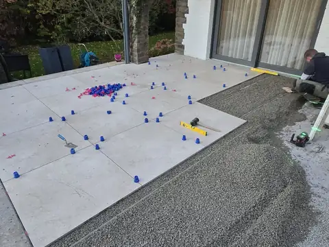 Plattenverlegung auf Terrasse