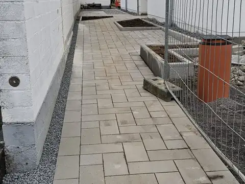 Gepflasterter Weg am Haus
