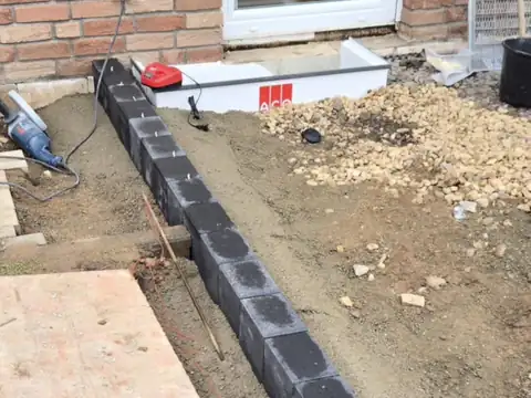 Einfassung mit Randsteinen am Haus