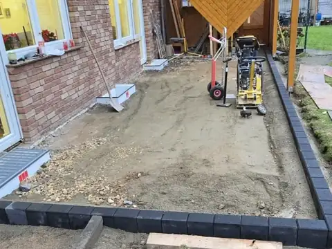 Terrassenunterbau unter einer Pergola