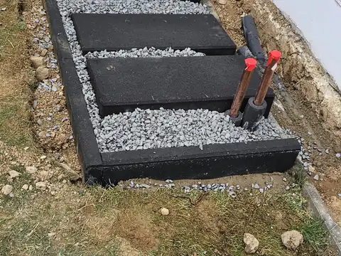 Kiesfläche mit Einfassung