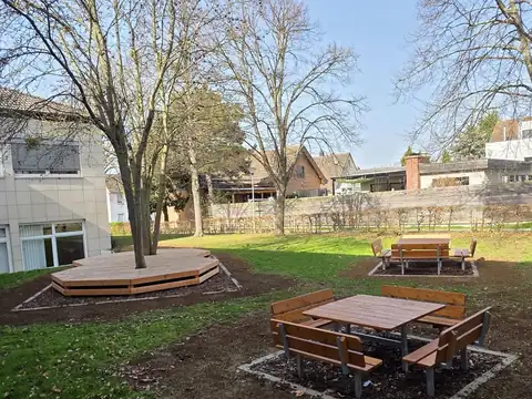 Sitzplatz unter Bäumen mit Mulchfläche