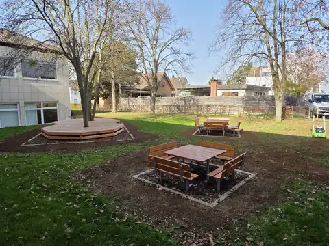 Gestaltete Gemeinschaftsfläche mit Sitzplätzen