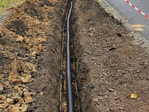 Kabelgraben am Gehweg