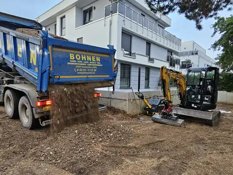Erdabtransport mit Kipper