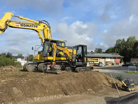 Schotterplanum mit Bagger