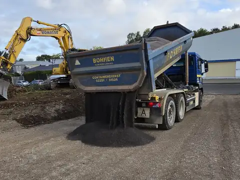 Kipper und Bagger auf der Baustelle
