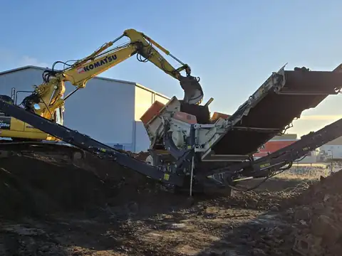 Bagger auf großem Gelände
