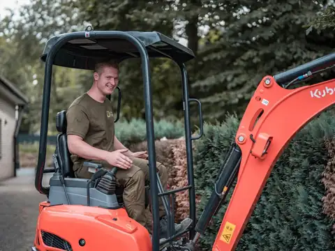 Peter Dück auf dem Minibagger