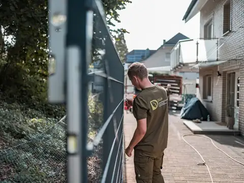 Montage eines Doppelstabmattenzauns